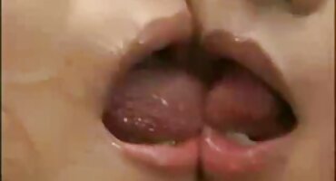 titan sex Liếm âm hộ của một người phụ nữ secnhat da đen.